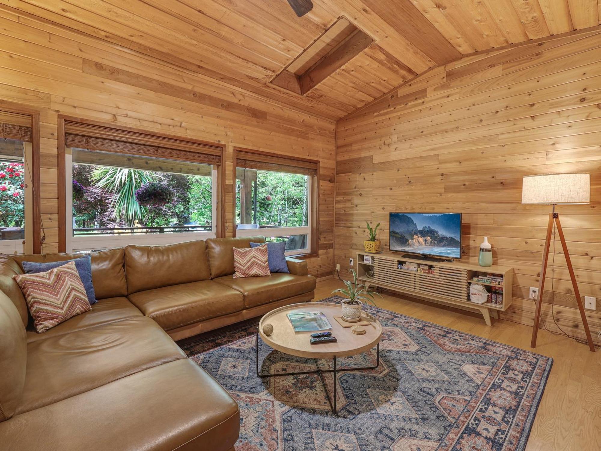 Woods Waves: Luxury Coast Cabin King Beds Pets Tillamook Exterior photo
